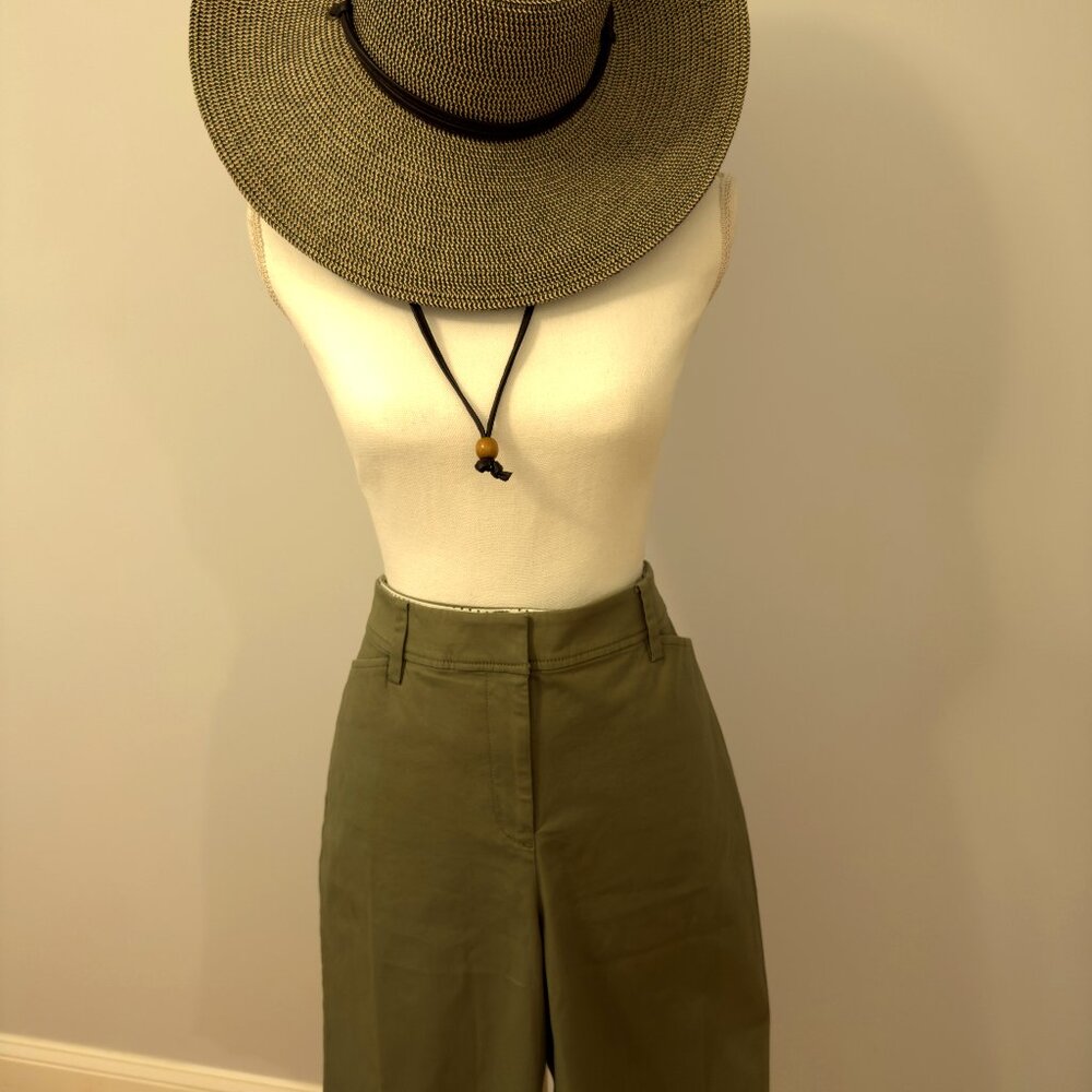 NWT Talbot Size 8 Perfect Short 10 1/2